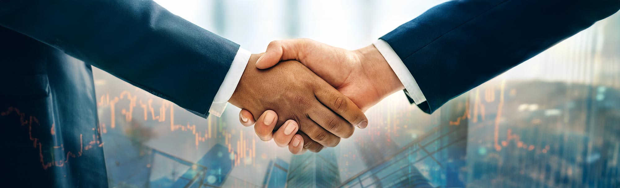 Symbolbild für geschäftliche Partnerschaft: Ein Handschlag zwischen zwei Geschäftspartnern.