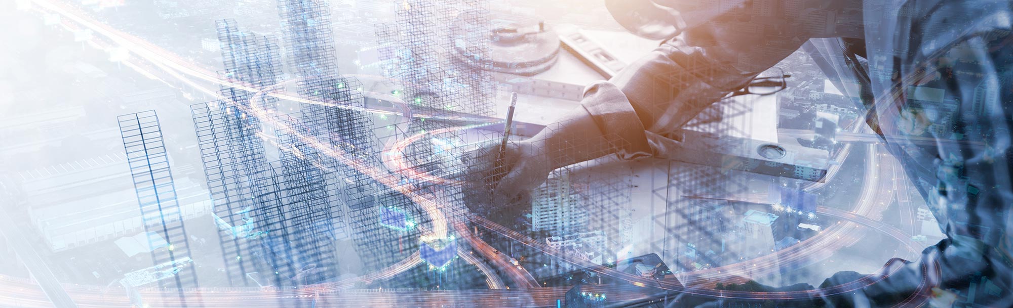 Doppelbelichtung einer Hand, die auf einer Fläche skizziert, überlagert mit einem digitalen Netz aus Straßen und architektonischen Strukturen.