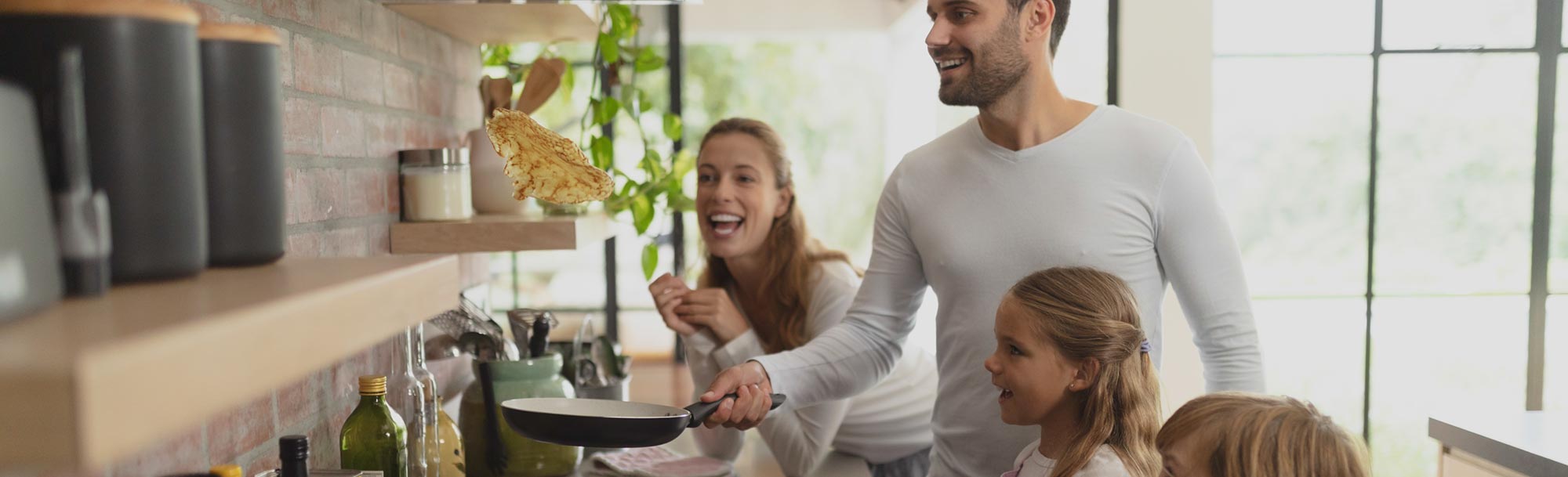Eine junge Familie beim Kochen in der Küche