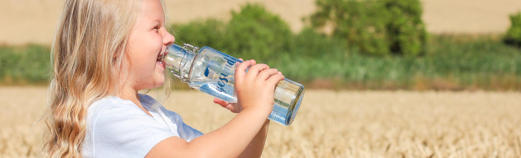 Ein kleines Mädchen tinkt aus der Soulbottle "Gesundbrunnen Prenzlau" Wasser.