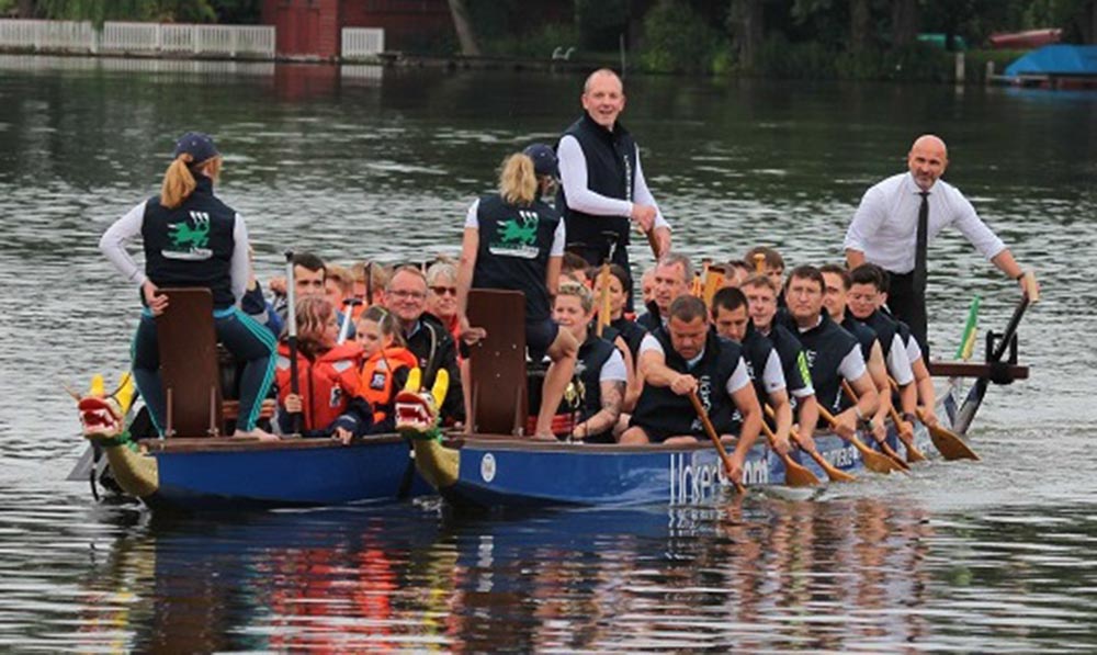Das Drachenboot-Team Uckerseelöwen in Aktion