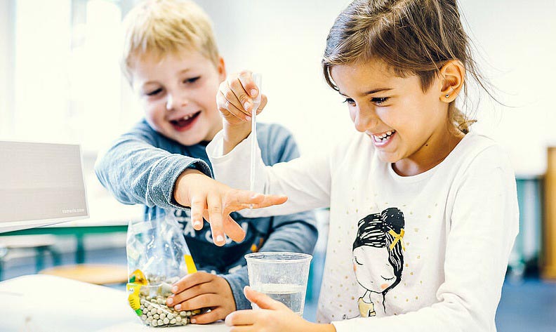 Kinder beim Experimentieren (Haus der kleinen Forscher)